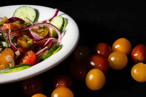 Salada Tomate Cereja Fresca Duas Cores Pepino Cebola Vermelha Pimenta — Fotografia de Stock