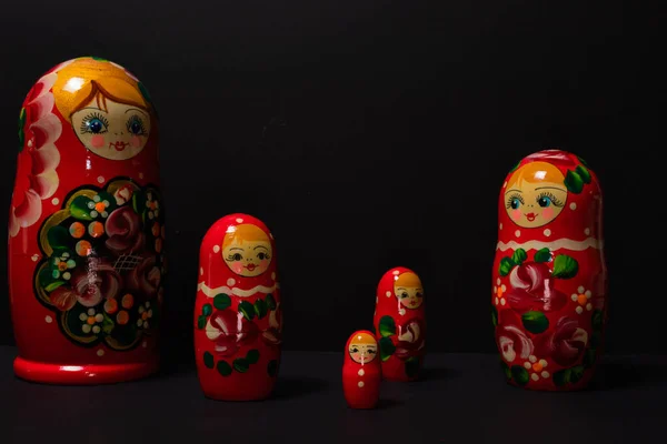 Set Med Fem Matryoshka Ryska Häckande Dockor Med Svart Bakgrund — Stockfoto