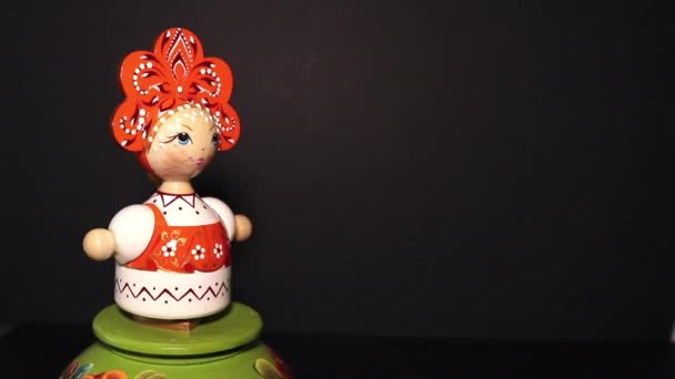 Detailní záběr panenky z ruské ručně vyráběné hrací skříňky. — Stock video