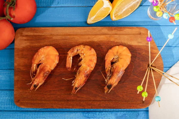 Camarão Assado Inteiro Uma Bandeja Madeira Uma Mesa Azul Comida — Fotografia de Stock