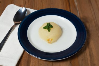 Tatlı şurupla servis edilmiş taze armutlar. Ahşap arkaplan.