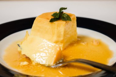 Lezzetli tipik Arjantin ve Güney Amerika tatlısı yiyor. Adı da Karamelli Flan. Doğal ve sağlıklı beslenme konsepti.