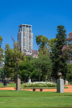 Arka planda şehir olan güllerle dolu güzel bir halk parkı. Buenos Aires, Arjantin 'de Rosedal de Palermo.