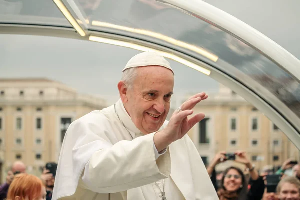Vatikan Şehri, Vatikan. 3 Şubat 2016. Aziz Peter Meydanı turu sırasında Papa Francis Jorge Bergoglio 'nun portresi.