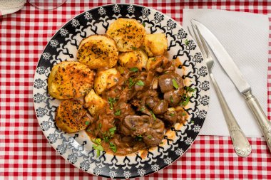 Biftek böbreği, pırasa ve soğan yahnisi, İspanyol usulü patatesler.