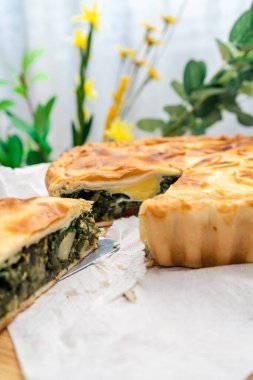 Yumurtalı ıspanaklı turta veya Ispanaklı Quiche Lorraine. Sebzeli tuzlu tart, ıspanak ve yumurta. Ev yemeği, doğal konsept..