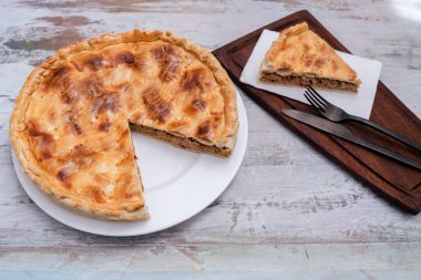 Empanada Galiçya mutfağının geleneksel bitkisi İspanya 'da ton balığı ve sebzeli tart. Geleneksel mutfak.