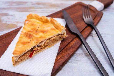 Empanada Galiçya mutfağının geleneksel bitkisi İspanya 'da ton balığı ve sebzeli tart. Geleneksel mutfak.