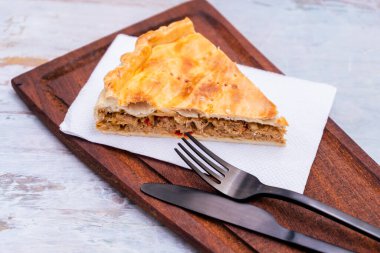 Empanada Galiçya mutfağının geleneksel bitkisi İspanya 'da ton balığı ve sebzeli tart. Geleneksel mutfak.