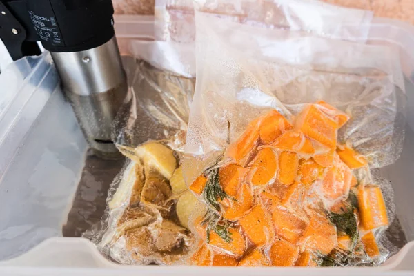 Elektrikli süpürge yemeği pişirilmiş sous vide ya da kontrollü sıcaklıkta. Düşük ısıda mutfak malzemeleri. Ayrıntılı Görünüm