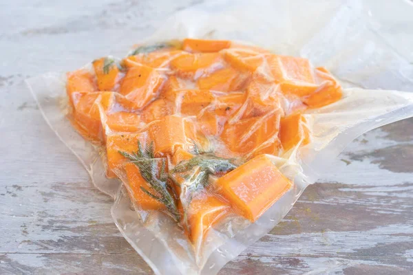装有胡萝卜的真空密封袋 可用于低温烹调 — 图库照片