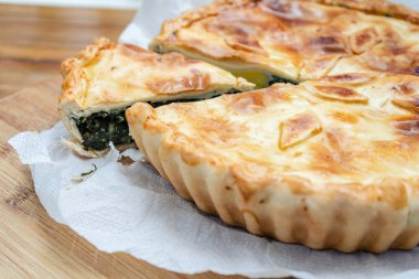 Yumurtalı ıspanaklı turta veya Ispanaklı Quiche Lorraine. Sebzeli tuzlu tart, ıspanak ve yumurta. Ev yemeği, doğal konsept..