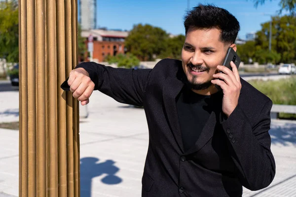 Крупный План Улыбающегося Молодого Латиноамериканца Разговаривающего Мобильному Телефону Смартфону Площади — стоковое фото