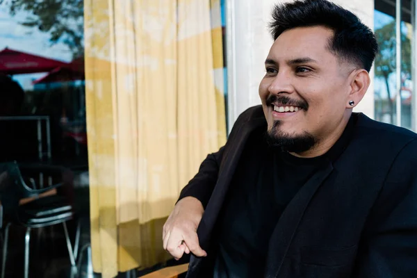 Jovem Latino Sentado Bar Conversando Sorrindo Fato Preto — Fotografia de Stock