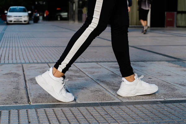 Young Man Walking Sidewalk Sportswear Lateral View — Stock Photo, Image