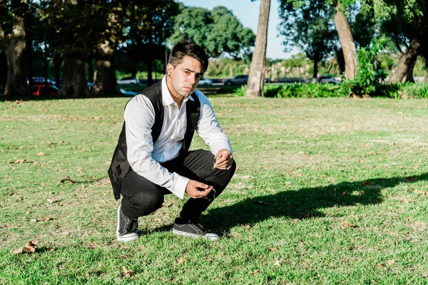 Jovem Milenar Latino Americano Parque Agachamento Pensativo Com Uma Expressão — Fotografia de Stock