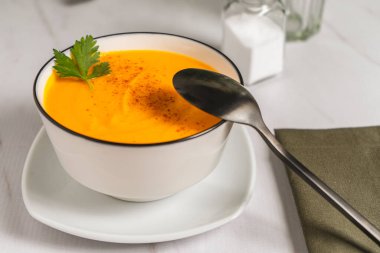 Kremalı kabak ve havuç çorbası. Yatay çerçeve.