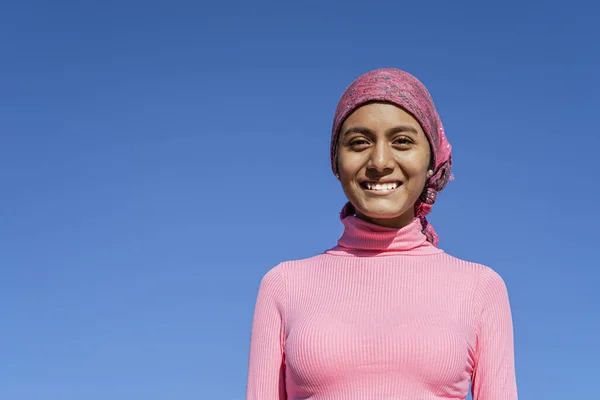 Young Woman Breast Cancer Showing Strength Her Smile Light Blue — Stock Photo, Image