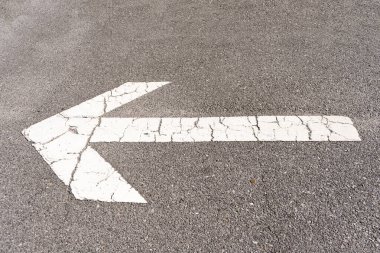 Otoparkın zemininde trafiği yönlendirmek için beyaz ok..