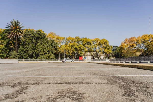 Estacionamento Com Poucos Veículos Com Marcações Brancas Que Separam Espaços — Fotografia de Stock