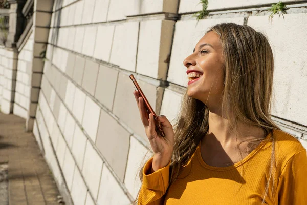 Retrato Una Joven Latina Dando Mensaje Divertido Con Celular Concepto —  Fotos de Stock