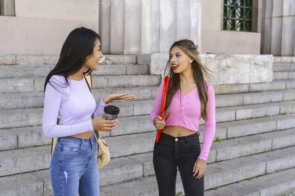 Två Unga Kvinnliga Universitetsstudenter Lämnar Universitetet Och Pratar Leende Och — Stockfoto