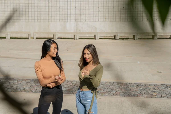 Dos Jóvenes Amigos Charlando Relajados Una Plaza Hormigón — Foto de Stock