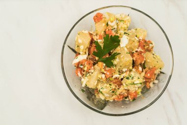 Lezzetli doğal manyok salatası, havuç, zeytinyağlı yumurta, garnitür olarak ideal. Doğal beslenme kavramı.