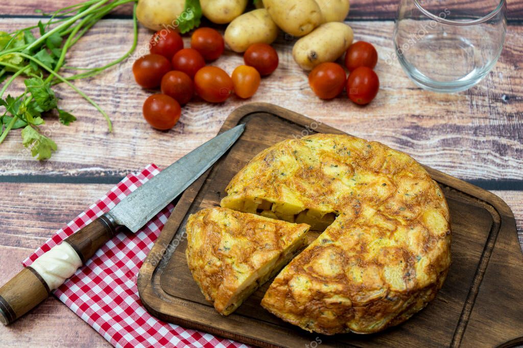 Vista aérea de una típica tortilla de patatas o papas españolas con una