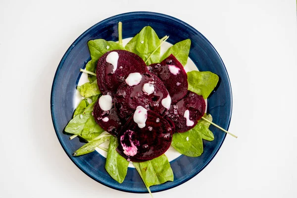 Salada Beterraba Chicória Com Aioli Alho Uma Chapa Fundo Mármore — Fotografia de Stock