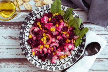Pancar, ananas, mısır ve hindiba salatası, zeytinyağı ve fesleğen ile sade bir hayat tarzında kırsal bir masada. Sağlıklı sebze konsepti.