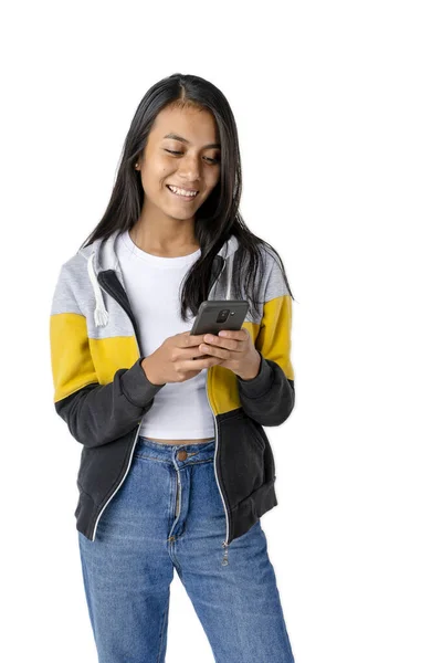 Mulher Cabelos Lisos Atraente Verificando Mensagens Telefone Celular Smartphone Fundo — Fotografia de Stock