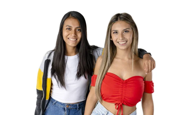 Retrato Dos Jóvenes Amigas Latinas Sonrientes Sobre Fondo Blanco Puro — Foto de Stock