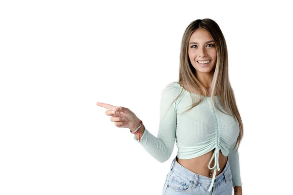 Mulher Latina Bonita Apontando Para Espaço Vazio Olhando Frente Sorrindo — Fotografia de Stock