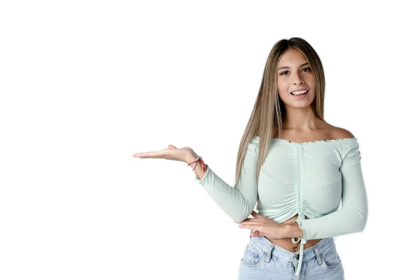 Mulher Latina Bonita Olhando Para Frente Com Braço Direito Estendido — Fotografia de Stock