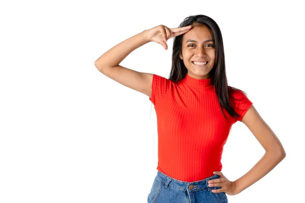 Mulher Latina Bonita Olhando Para Frente Acenando Com Mão Testa — Fotografia de Stock