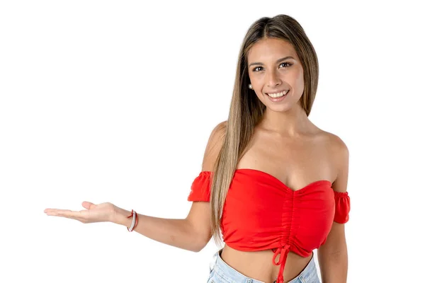 Attraente Donna Latina Con Mano Tesa Che Simula Presa Oggetto — Foto Stock