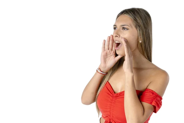 Mulher Latina Atraente Gritando Com Mãos Nos Lados Sua Boca — Fotografia de Stock