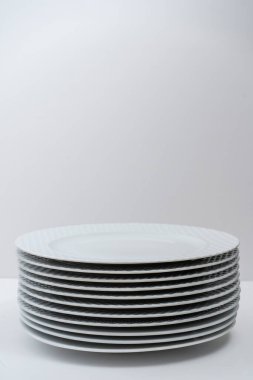 Beyaz bir masada yıkanmış beyaz tabaklar..