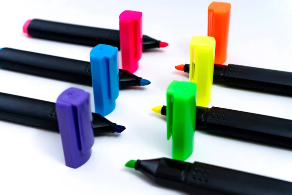 Set Uncovered Color Ordered Highlighters Facing Each Other White Background — Stock Photo, Image