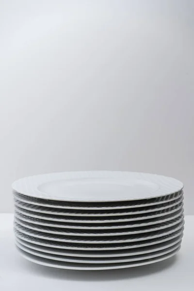 Conjunto Platos Blancos Apilados Lavados Sobre Una Mesa Blanca — Foto de Stock