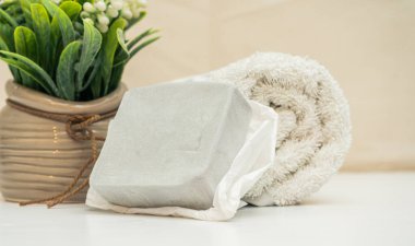 Kaplıca ve güzellik merkezinin klasik dekorasyonu için el yapımı sabun ve havlular..