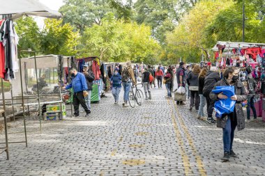 Buenos Aires, Arjantin, 1 Haziran 2021. Hafta sonu yeni ve kullanılmış eşyaların satışı için halka açık bir fuar. Kavram ekonomisi, kriz, çalışma.