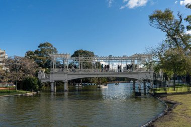 Buenos Aires, Arjantin, 20 Haziran 2021. Parkın ortasındaki Bosques de Palermo ya da Rosedal adlı köprü. Konsept Turist, seyahat.