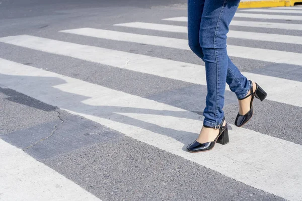 Женские Ноги Ботинках Брюках Пересекают Улицу Пешеходной Дорожке Переходе Зебры — стоковое фото