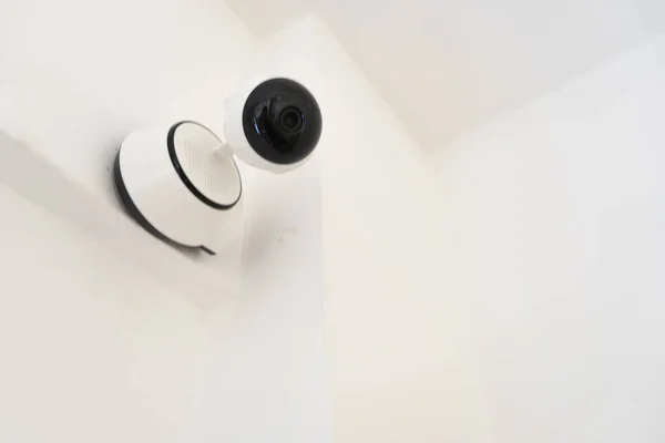 Câmera Segurança Interna Moderna Vigilância Instalada Parede Conceito Segurança Doméstica — Fotografia de Stock