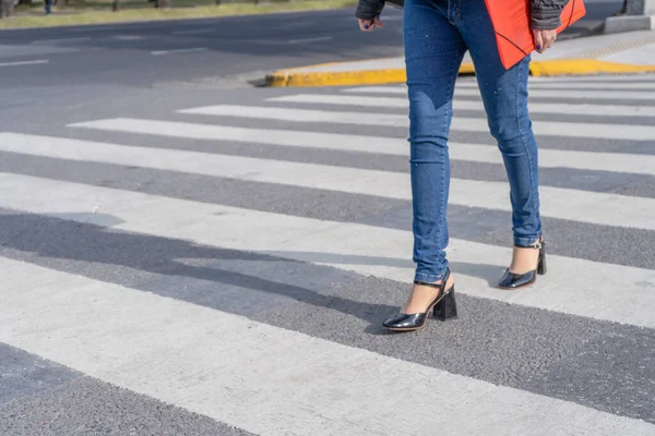 Женские Ноги Ботинках Брюках Пересекают Улицу Пешеходной Дорожке Переходе Зебры — стоковое фото