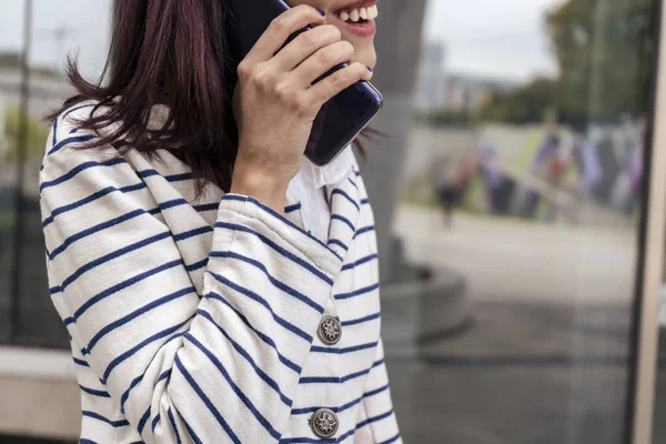 Успешная Молодая Деловая Женщина Говорит Бизнесе Своим Сотовым Телефоном — стоковое фото