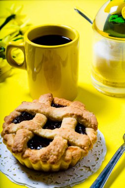 Lezzetli meyveli kek, pastafrola ya da sarı arka planda ev yapımı crostata olan normal bir kafe manzarası. Sağlıklı ve doğal yeme konsepti. Portre yönelimi.