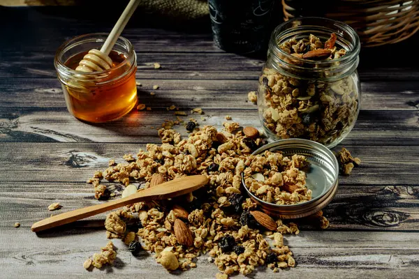 Uitzicht Een Pot Met Granola Natuurhoning Granola Amandelen Gedroogd Fruit — Stockfoto